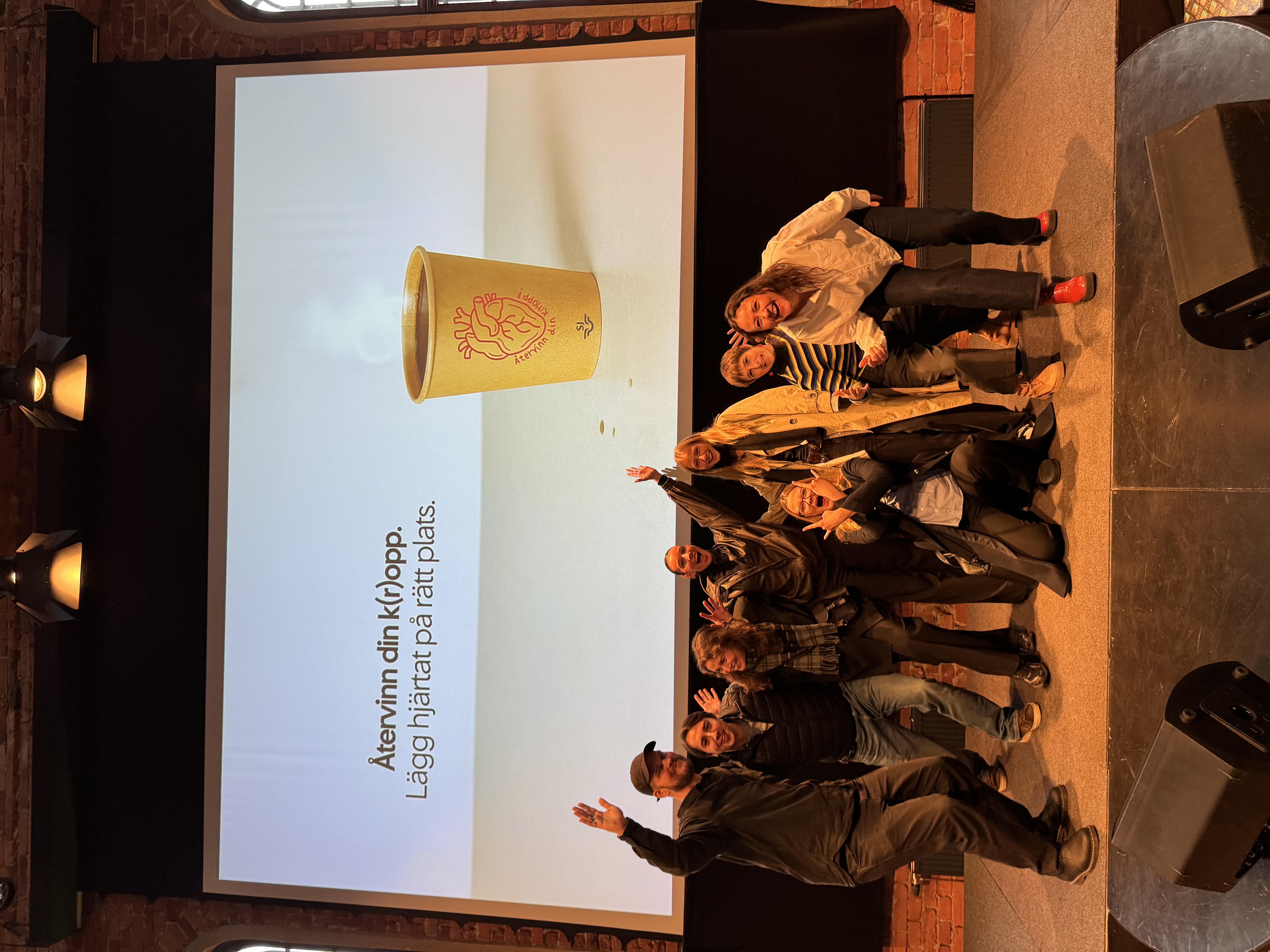 Group presenting Återvinn din k(r)opp at Berghs